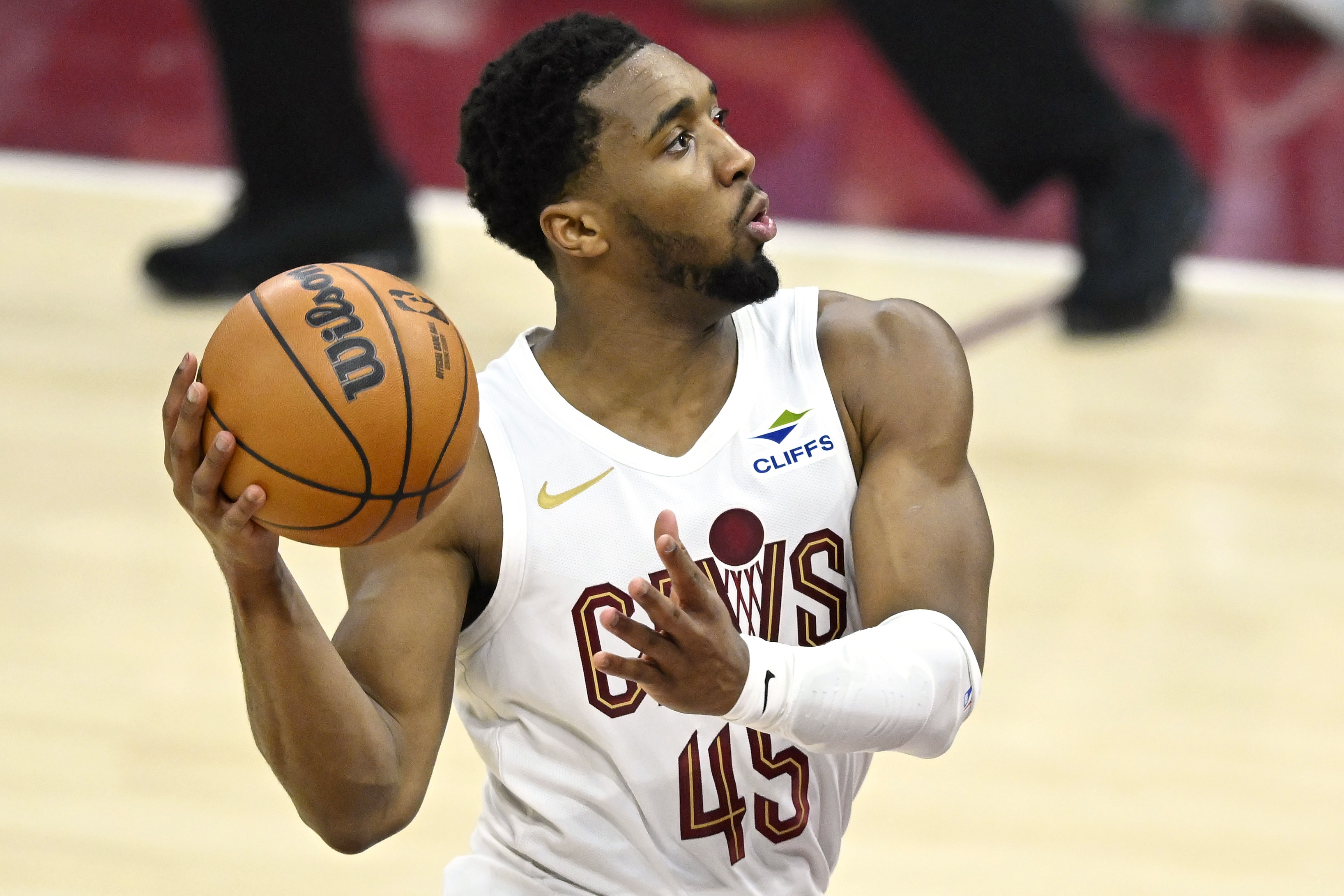 开云体育-米球王!米切尔18投10中&罚球12中11 砍34分2板5助1断&正负值+11